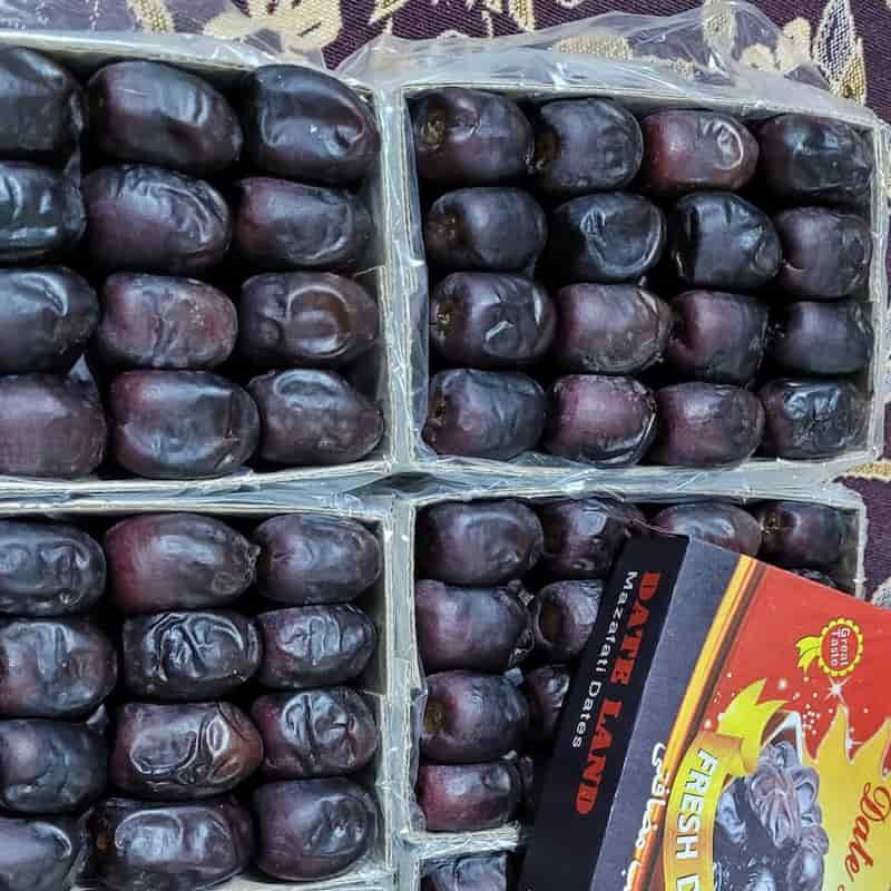 تصویر 2 از خرما مضافتی مروارید سیاه با ظاهر براق و طعم شیرین